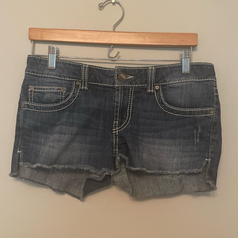 Great all around Jean shorts Good Condition and ready to wear this Summer Sz 28
